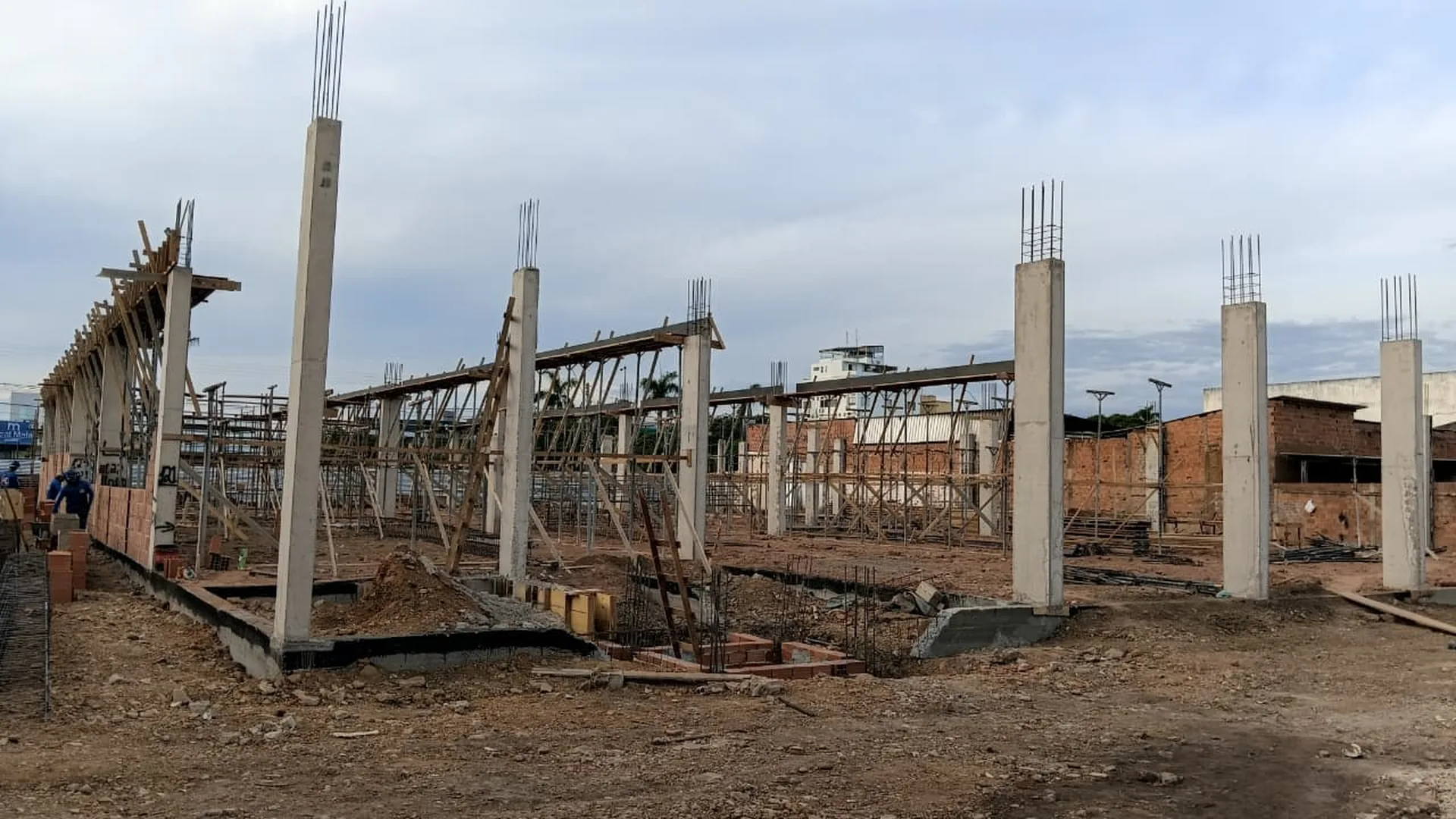 Estrutura de concreto em construção ao entardecer