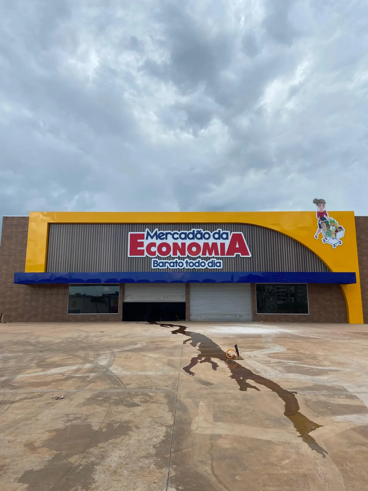 Prancha de projeto e capacete de obra sobre mesa