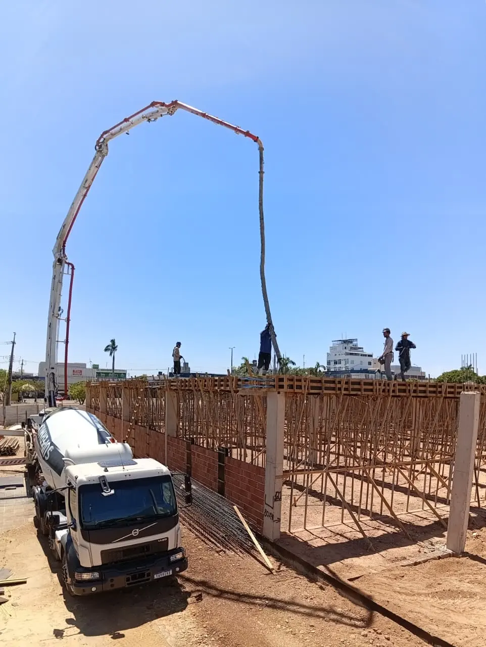 Maquinário pesado em canteiro de obras